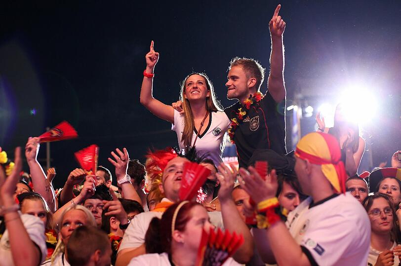 Partystimmung beim Public Viewing! Die deutschen Fans feiern auf den Fanmeilen mit ihren Stars aus Jogis Elf - hier gibts die besten Bilder vom Rekordsieg!