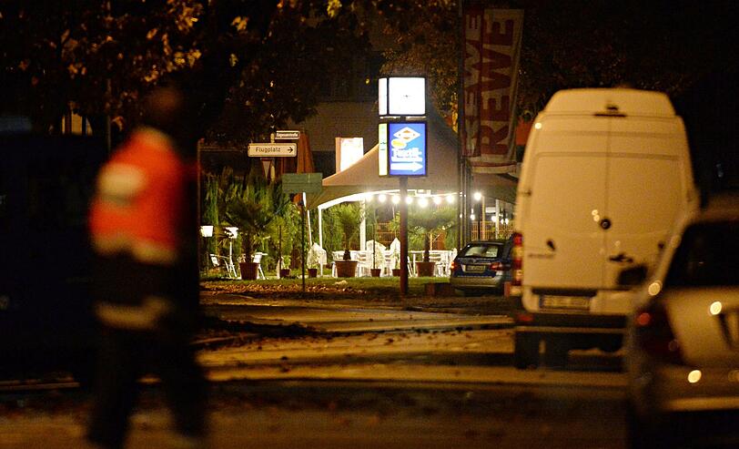Nervenkrieg in Freiburg! Ein bewaffneter Mann hatte sich in einem Schnellimbiß zusammen mit zwölf Menschen verschanzt.