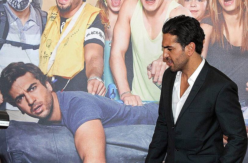 Elyas M'Barek ist der Mädchenschwarm schlechthin. In Nürnberg musste ein Auftritt abgesagt hatten, weil sich zu viele Fans auf zu engem Raum drängten.