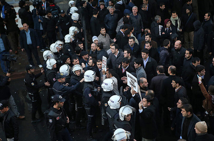 Die türkische Polizei stürmt das Gebäude der regierungskritischen Mediengruppe Koza Ipek in Istanbul. Die Bilder.