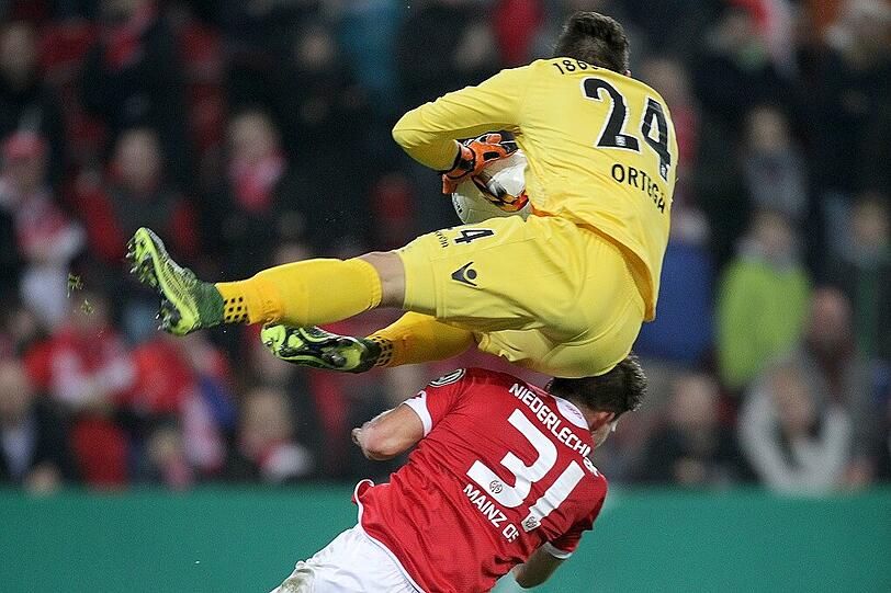 Mit Kowarz an der Seitenlinie gelang der nächste Höhepunkt der des Löwen-Jahres: Nach dem Erstrundensieg gegen Hoffenheim schaltenen die Löwen im DFB-Pokal mit dem FSV Mainz 05 den nächsten Bundesligisten aus - dank einer Roten Karte für Mainz und der beiden Treffer von Rubin Okotie und Stefan Mugosa. Auch Pokal-Stammkeeper Stefan Ortega hatte seinen Anteil daran.