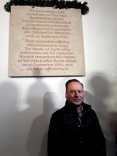 Dimitrios Lagkadinos, der beim Attentat auf das Oktoberfest im Jahr 1980 schwer verletzt wurde, steht neben einer zuvor eingeweihten Gedenktafel am Münchner Rathaus. Am 26. September 1980 explodierte eine Bombe am Haupteingang der Wiesn und riss zwölf Besucher und den Attentäter in den Tod.