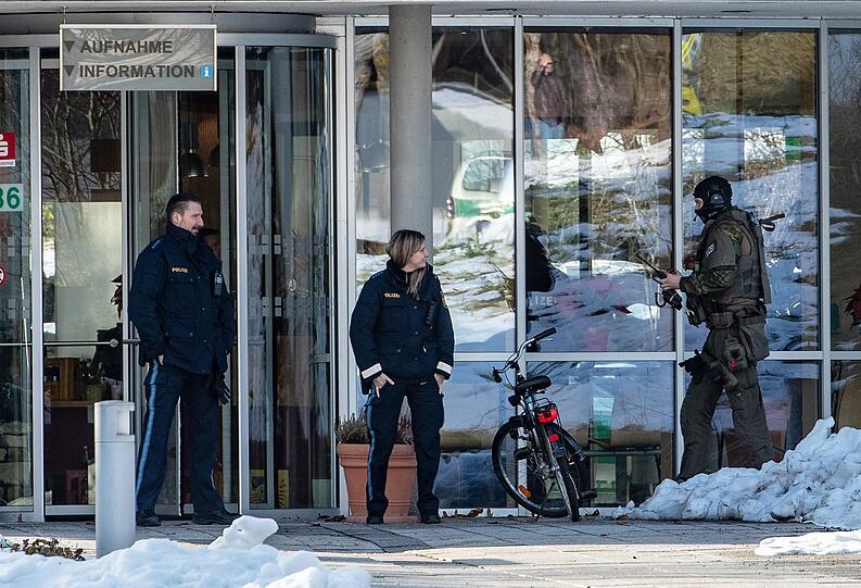 Spezialeinsatzkräfte der Polizei stehen vor dem Klinikum Mainkofen. Die Polizei hat in der Klinik einen Geiselnehmer überwältigt und festgenommen. Nach Informationen der Deutschen Presse-Agentur wurde der 40 Jahre alte Mann dabei am Freitag leicht verletzt. Die 57-jährige Geisel blieb unversehrt.