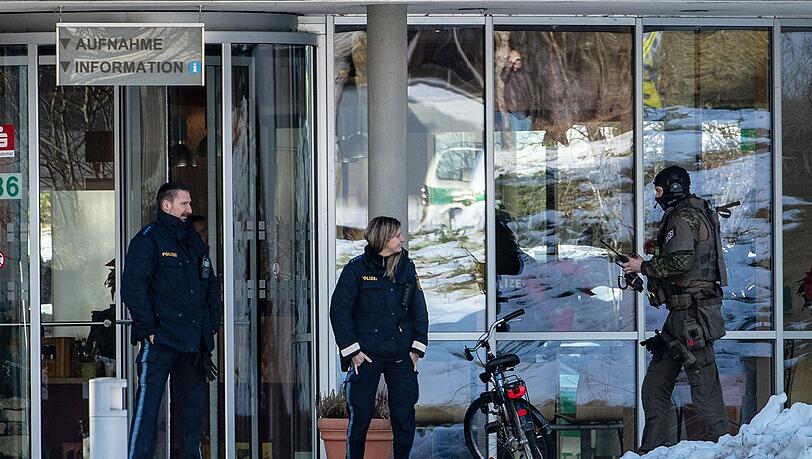 Spezialeinsatzkräfte der Polizei stehen vor dem Klinikum Mainkofen. Die Polizei hat in der Klinik einen Geiselnehmer überwältigt und festgenommen. Nach Informationen der Deutschen Presse-Agentur wurde der 40 Jahre alte Mann dabei am Freitag leicht verletzt. Die 57-jährige Geisel blieb unversehrt. Spezialeinsatzkräfte der Polizei stehen vor dem Klinikum Mainkofen. Die Polizei hat in der Klinik einen Geiselnehmer überwältigt und festgenommen. Nach Informationen der Deutschen Presse-Agentur wurde der 40 Jahre alte Mann dabei am Freitag leicht verletzt. Die 57-jährige Geisel blieb unversehrt.