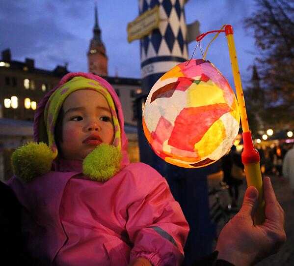 Leuchtende Augen und Lichterglanz: Beim Martinszug durch die Altstadt ging's vom Viktualienmarkt bis zum Dom. Der Breznreiter war auch dabei.