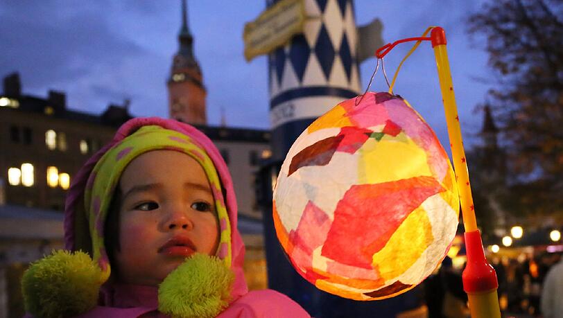 Leuchtende Augen und Lichterglanz: Beim Martinszug durch die Altstadt ging's vom Viktualienmarkt bis zum Dom. Der Breznreiter war auch dabei. Leuchtende Augen und Lichterglanz: Beim Martinszug durch die Altstadt ging's vom Viktualienmarkt bis zum Dom. Der Breznreiter war auch dabei.