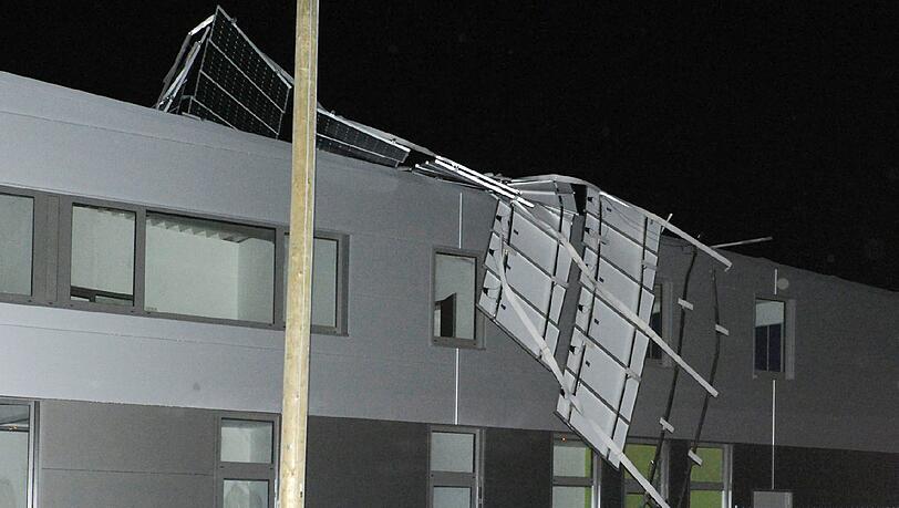In der Stolzhofstraße kann eine Solaranlage dem Sturm nicht Stand halten.
