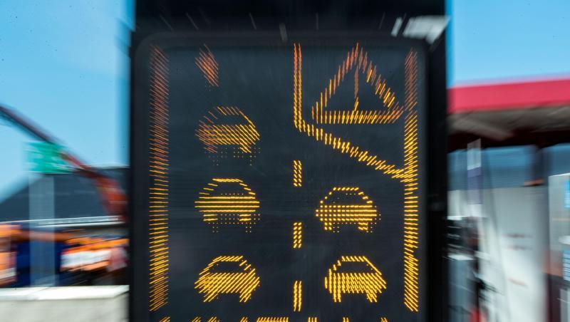 Ein Sicherungsanhänger mit einer elektronischen Warnung vor einem Unfall auf der Autobahn. Ein Sicherungsanhänger mit einer elektronischen Warnung vor einem Unfall auf der Autobahn.