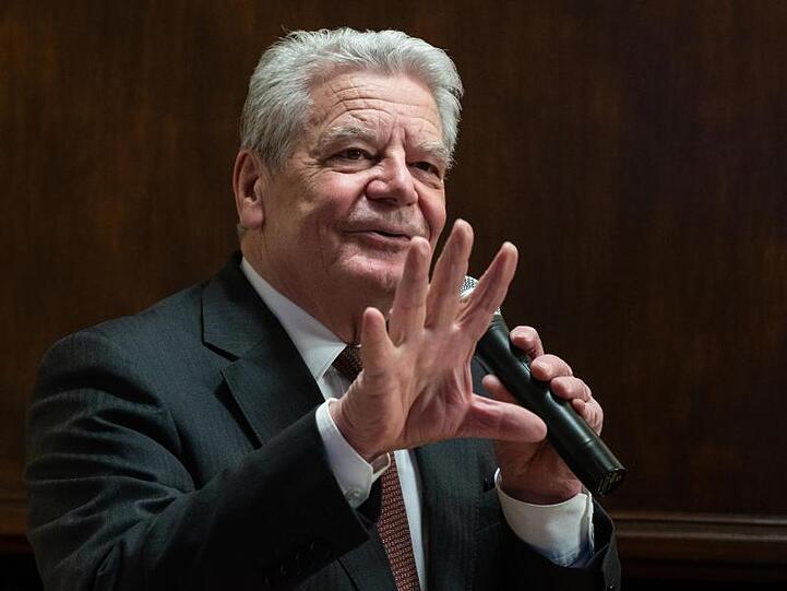 Altbundespräsident Joachim Gauck: "Ein paar Illiberale rechts wie links tun auf einmal so, als würden sie Freiheitseinschränkungen nicht ertragen.".