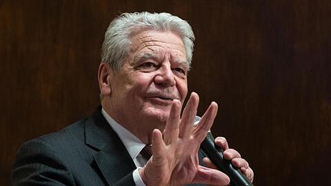 Altbundespräsident Joachim Gauck: "Ein paar Illiberale rechts wie links tun auf einmal so, als würden sie Freiheitseinschränkungen nicht ertragen.".