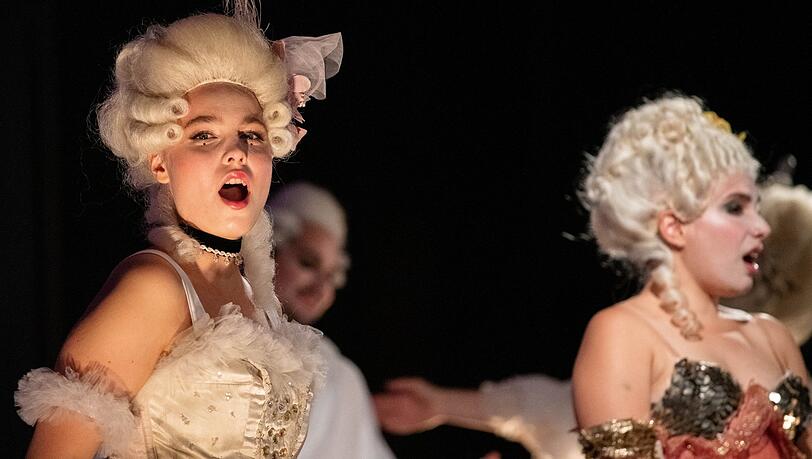 Serafina Starke und Cecilia Gaetani als Amazonenprinzessinnen.