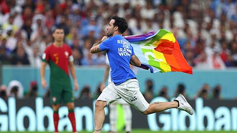 Ein Flitzer stürmte mit einer Regenbogenfahne auf den Rasen.