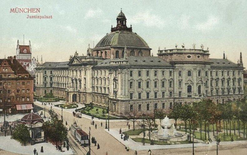 Um 1910: Der Nornenbrunnen steht prominent platziert vor dem Justizpalast. Ganz links ist der alte Königshof zu sehen.