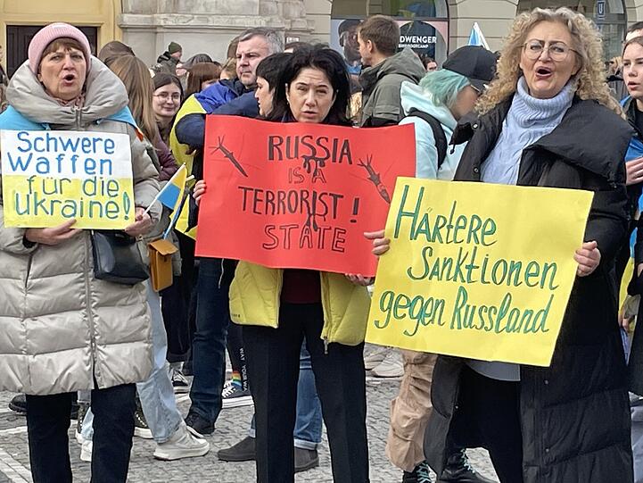 Mit dem Mut der Verzweiflung stimmen diese drei Ukrainerinnen die Nationalhymne ihres Landes an.