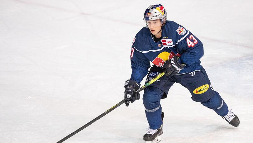 Luca Zitterbart von München spielt den Puck.