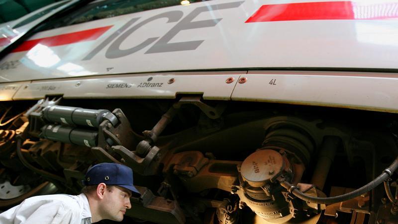Fahrwerkskontrolle bei einem ICE 3 (Archivfoto). Fahrwerkskontrolle bei einem ICE 3 (Archivfoto).