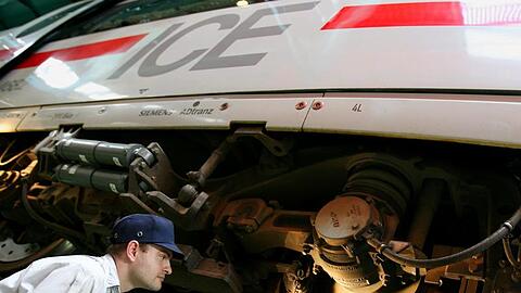 Fahrwerkskontrolle bei einem ICE 3 (Archivfoto).