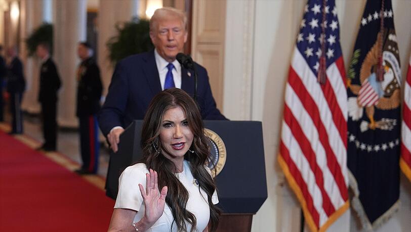 Heimatschutzministerin Noem ist ein typisches Beispiel für den Maga-Look. (Archivbild)