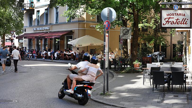 Hier fängt die Steinstraße an: eine Vespa düst ums Eck, viele Leute sitzen draußen, das italienische Lokal wartet noch auf Gäste.