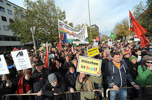 Etwa 20 Kundgebungsteilnehmer, über 1.000 Polizisten und insgesamt etwa 1.500 Gegendemonstranten: Das ist die Bilanz vom Münchner Demo-Samstag.