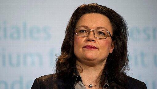 Bundesarbeitsministerin Andrea Nahles (SPD)legt schon im Januar den ersten Entwurf zu einem Gesetz über Mütterrente, "Rente mit 63" und der Reform der Erwerbsminderungsrente vor. Bundesarbeitsministerin Andrea Nahles (SPD)legt schon im Januar den ersten Entwurf zu einem Gesetz über Mütterrente, "Rente mit 63" und der Reform der Erwerbsminderungsrente vor.