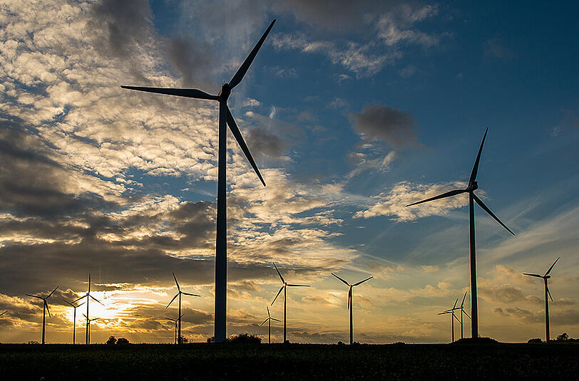 Bauvorschriften bremsen Energiewende: Weil bald mehr Windräder gemeldet werden müssen, sind die Aufträge dramatisch eingebrochen.