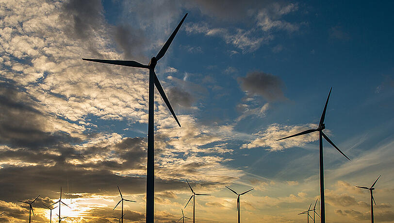 Bauvorschriften bremsen Energiewende: Weil bald mehr Windräder gemeldet werden müssen, sind die Aufträge dramatisch eingebrochen. Bauvorschriften bremsen Energiewende: Weil bald mehr Windräder gemeldet werden müssen, sind die Aufträge dramatisch eingebrochen.