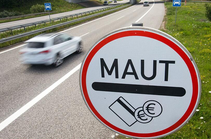 Dobrindt strebt den Start der Maut für 2016 an und erwartet nach Abzug der Kosten zusätzliche Einnahmen von jährlich 500 Millionen Euro.