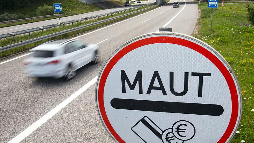 Dobrindt strebt den Start der Maut für 2016 an und erwartet nach Abzug der Kosten zusätzliche Einnahmen von jährlich 500 Millionen Euro. Dobrindt strebt den Start der Maut für 2016 an und erwartet nach Abzug der Kosten zusätzliche Einnahmen von jährlich 500 Millionen Euro.