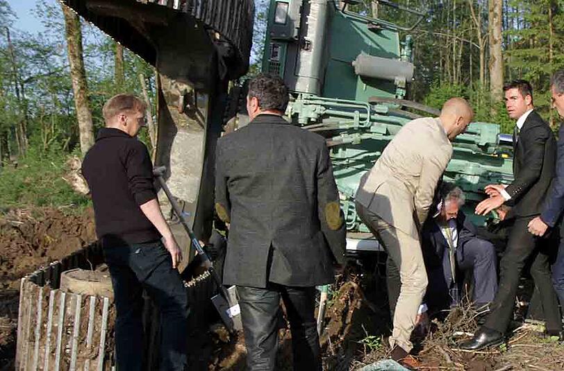 Der Bagger umgekippt, der bayerische Innenminister am Boden. Joachim Herrmann im Jahr 2012. (Archivbild)