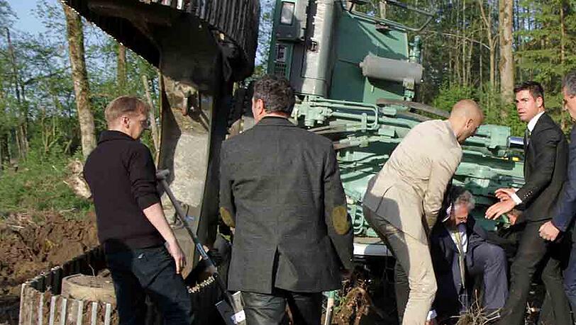 Der Bagger umgekippt, der bayerische Innenminister am Boden. Joachim Herrmann im Jahr 2012. (Archivbild) Der Bagger umgekippt, der bayerische Innenminister am Boden. Joachim Herrmann im Jahr 2012. (Archivbild)