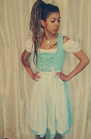 Sie modelt gerne und ist dabei besonders stolz auf ihre langen Dreadlocks und vielen Tattoos und Piercings.