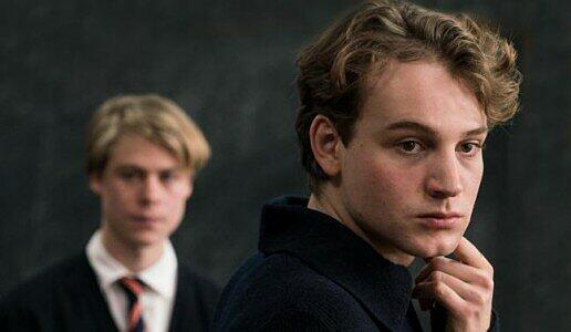 Theo (Leonard Schleicher, rechts) und Kurt (Tom Gramenz) wollen mit einer Schweigeminute der Toten gedenken.