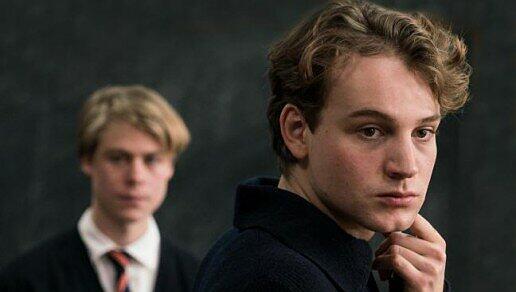 Theo (Leonard Schleicher, rechts) und Kurt (Tom Gramenz) wollen mit einer Schweigeminute der Toten gedenken.