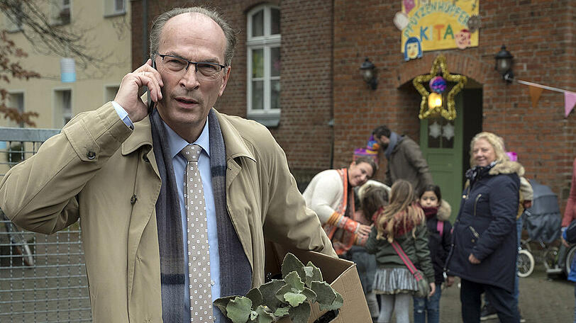 "Stenzels Bescherung": Stenzel (Herbert Knaup) hat dem Kindergarten einen "Sonderkredit" ermöglicht