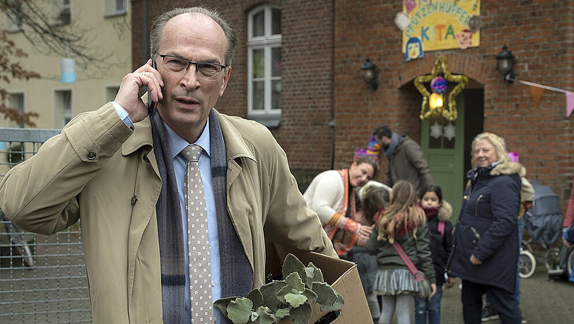 "Stenzels Bescherung": Stenzel (Herbert Knaup) hat dem Kindergarten einen "Sonderkredit" ermöglicht "Stenzels Bescherung": Stenzel (Herbert Knaup) hat dem Kindergarten einen "Sonderkredit" ermöglicht