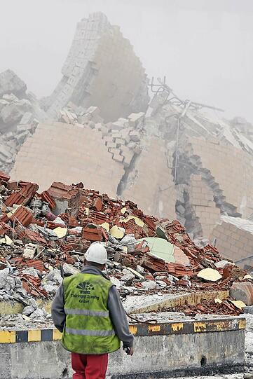 Der 75 Meter hohe Turm wurde erfolgreich gesprengt.