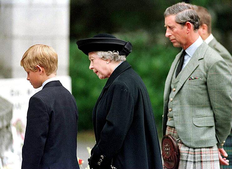 Harry, die Queen und Charles blicken auf das Meer voller niedergelegten Blumen, Briefe und Fotos von Diana.