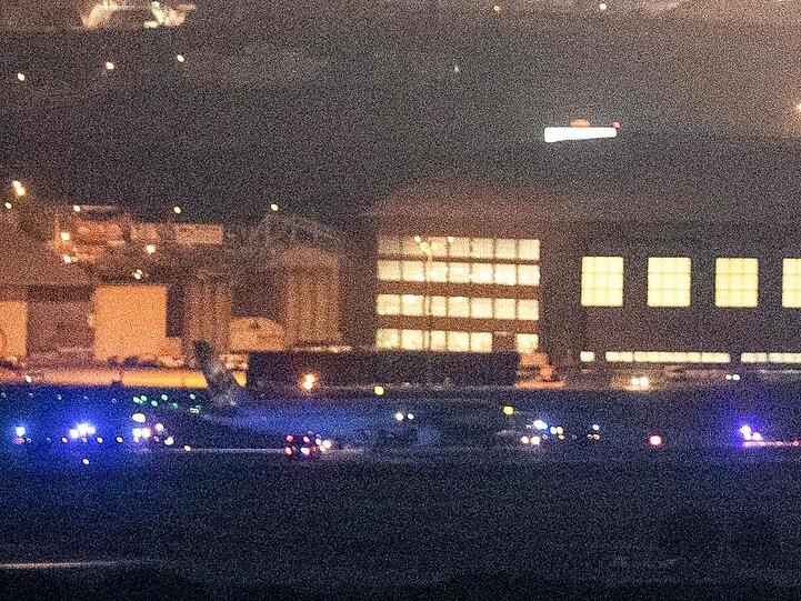 Das Flugzeug von Air Canada ist nach der Sicherheitslandung auf dem Madrider Flughafen Barajas zu sehen.