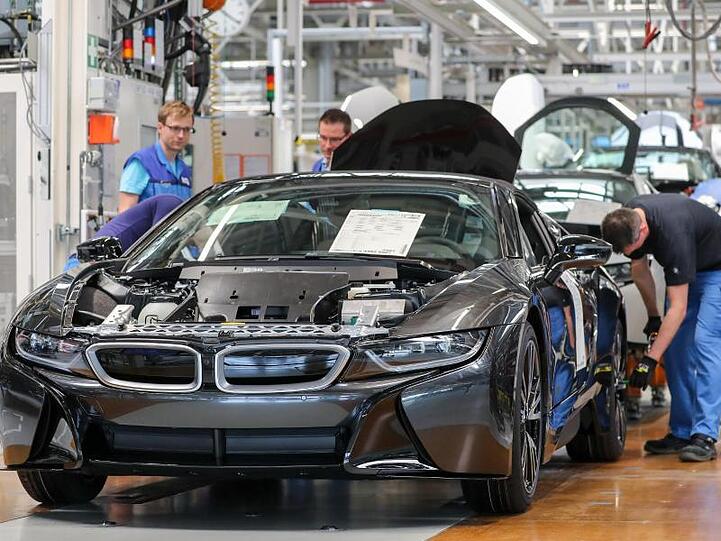 Mitarbeiter im BMW-Werk in Leipzig montieren einen elektrisch angetriebenen i8.