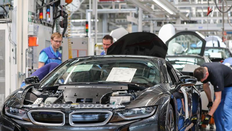 Mitarbeiter im BMW-Werk in Leipzig montieren einen elektrisch angetriebenen i8. Mitarbeiter im BMW-Werk in Leipzig montieren einen elektrisch angetriebenen i8.