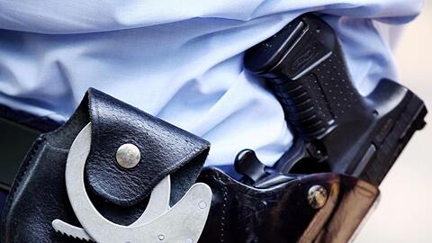 Die Polizei kann in Schwabing einen Mann festnehmen, der eine Tasche mit Drogen bei sich führte. (Symbolbild)