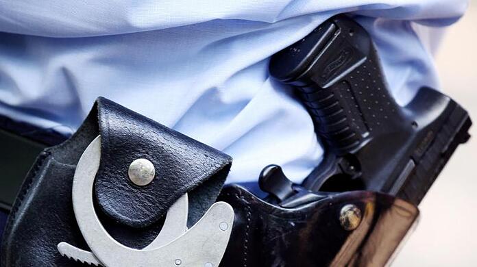 Die Polizei kann in Schwabing einen Mann festnehmen, der eine Tasche mit Drogen bei sich führte. (Symbolbild)