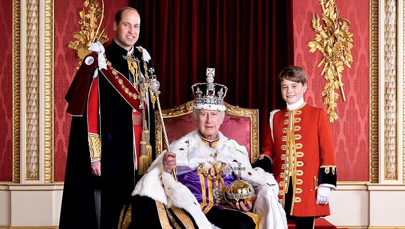 König Charles III (M.) umrahmt von seinen natürlichen Thronfolgern Prinz William (l.) und Prinz George.