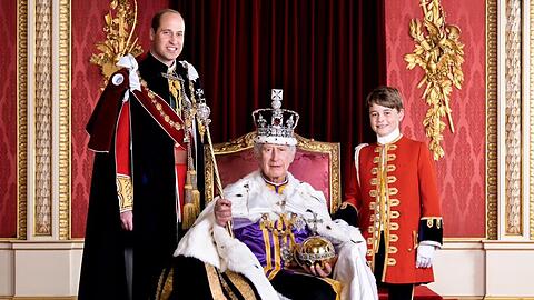 König Charles III (M.) umrahmt von seinen natürlichen Thronfolgern Prinz William (l.) und Prinz George.