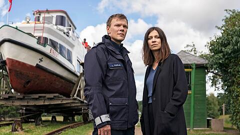"Der Masuren-Krimi: Blutgeld": Dorfpolizist Leon Pawlak (Sebastian Hülk) und die Berliner Kriminaltechnikerin Dr. Viktoria Wex (Claudia Eisinger) ermitteln in einem Mordfall am Elblaski-Kanal.