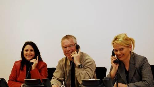 Gaben den AZ-Lesern Tipps zur Lohnsteuererklärung (v.li.): Brigitte Blinninger, Mark Weidinger und Christine Feichtmair. Foto: C. Sungu Gaben den AZ-Lesern Tipps zur Lohnsteuererklärung (v.li.): Brigitte Blinninger, Mark Weidinger und Christine Feichtmair. Foto: C. Sungu