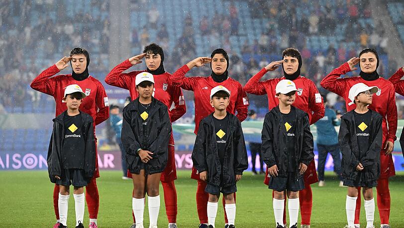 Beim dritten Gruppenspiel salutierten die iranischen Spielerinnen w&auml;hrend der Hymne.