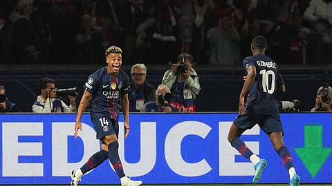 Desire Doue of PSG celebrates with Ousmane Dembele of PSG after their side goes 5-2 ahead Paris Saint-Germain v Bayern Munich, UEFA Champions League, Semi Final, First Leg, Football, Parc des Princes, Paris, France - 28 Apr 2026Paris Parc des Princes France EDITORIAL USE ONLY No use with unauthorised audio, video, data, fixture lists, club/league logos or live services. Online in-match use limited to 120 images, no video emulation. No use in betting, games or single club/league/player publications. PUBLICATIONxINxGERxSUIxAUTxHUNxGRExMLTxCYPxROUxBULxUAExKSAxCHNxDENxINDxITAxPORxESPxSWExTURxMEXxCOLxVENxPERxECUxBRAxARGxCHIxURUxPARxPANxONLY Copyright: xDavexWinter/Shutterstockx 16847969cm