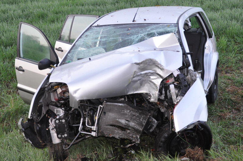 Bei Altötting ist ein Pkw-Fahrer von der Fahrbahn abgekommen und gegen einen Baum geprallt. Der Mann starb noch an der Unfallstelle. Die Bilder vom Horror-Unfall